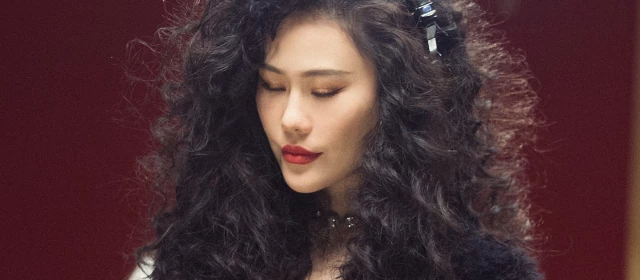 Tia Ray in simplified Chinese is 蒂娅·瑞.